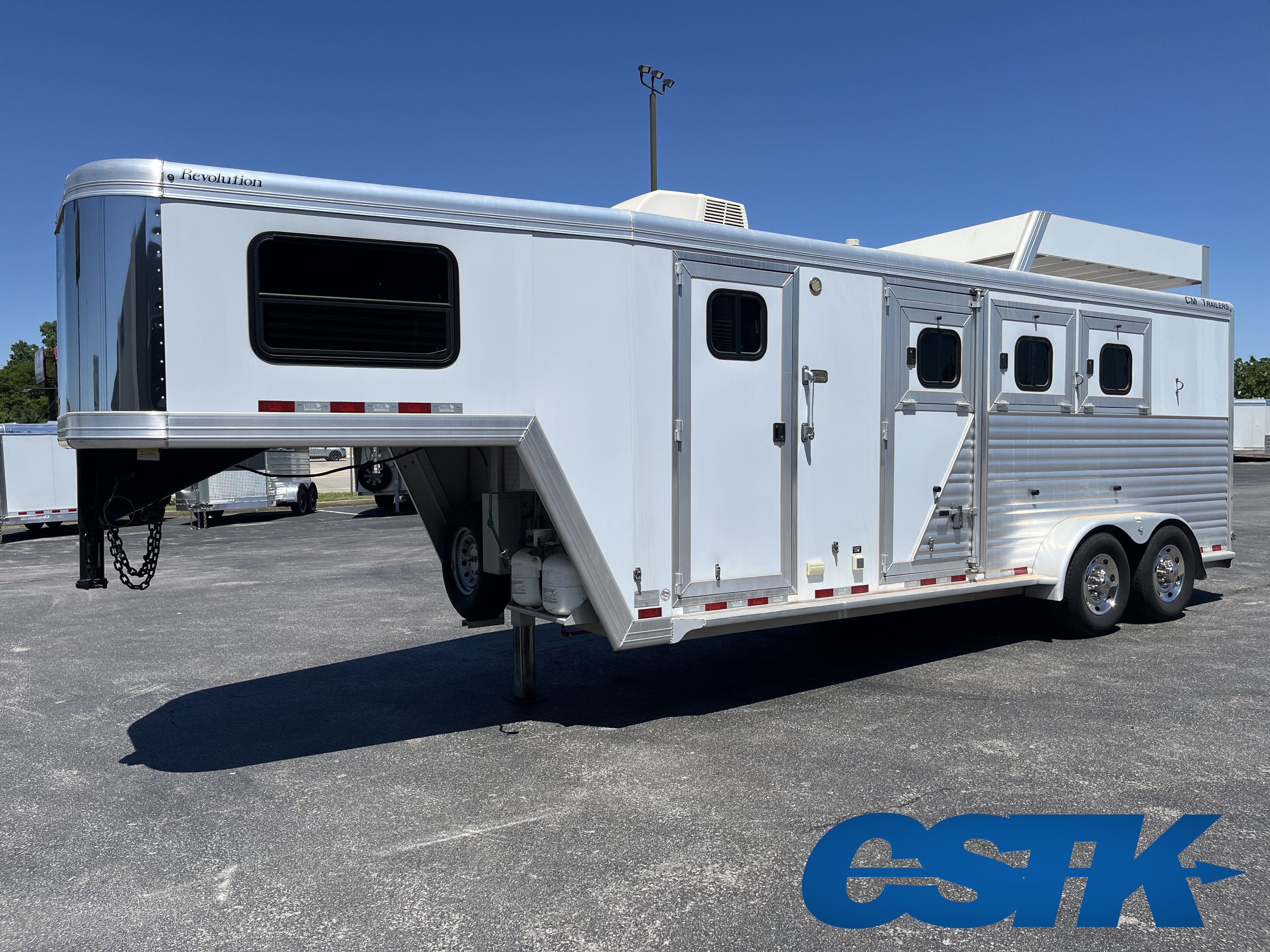 2010 CM 3HORSE w/ LIVING QUARTERS