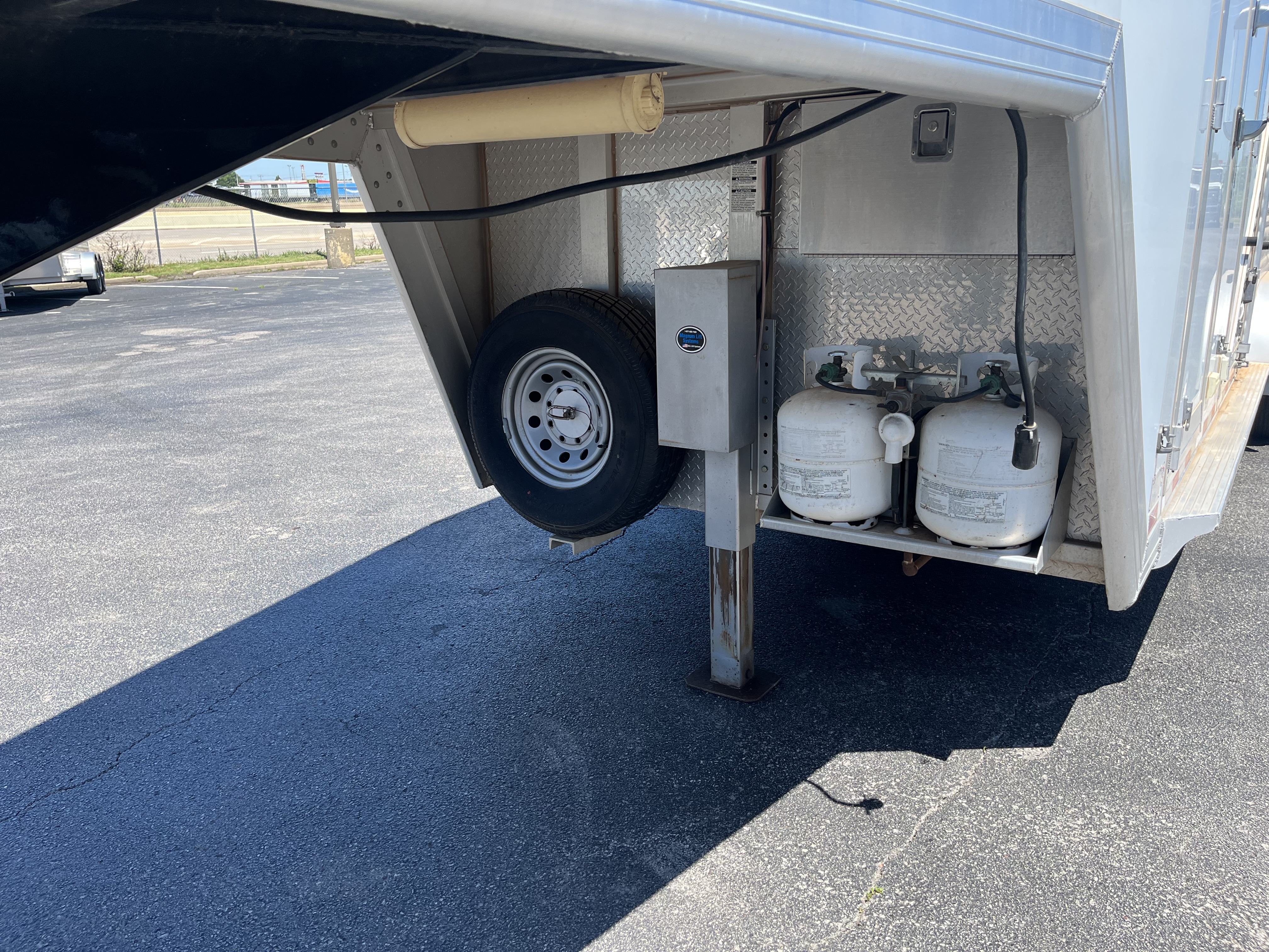 2010 CM 3HORSE w/ LIVING QUARTERS - Image 3