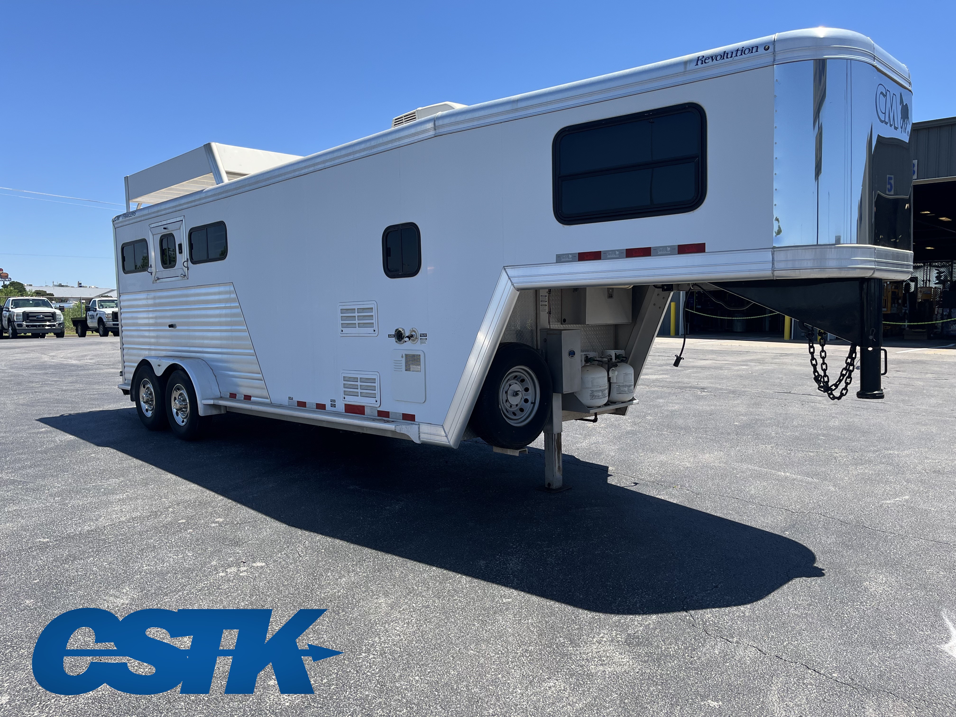 2010 CM 3HORSE w/ LIVING QUARTERS - Image 4