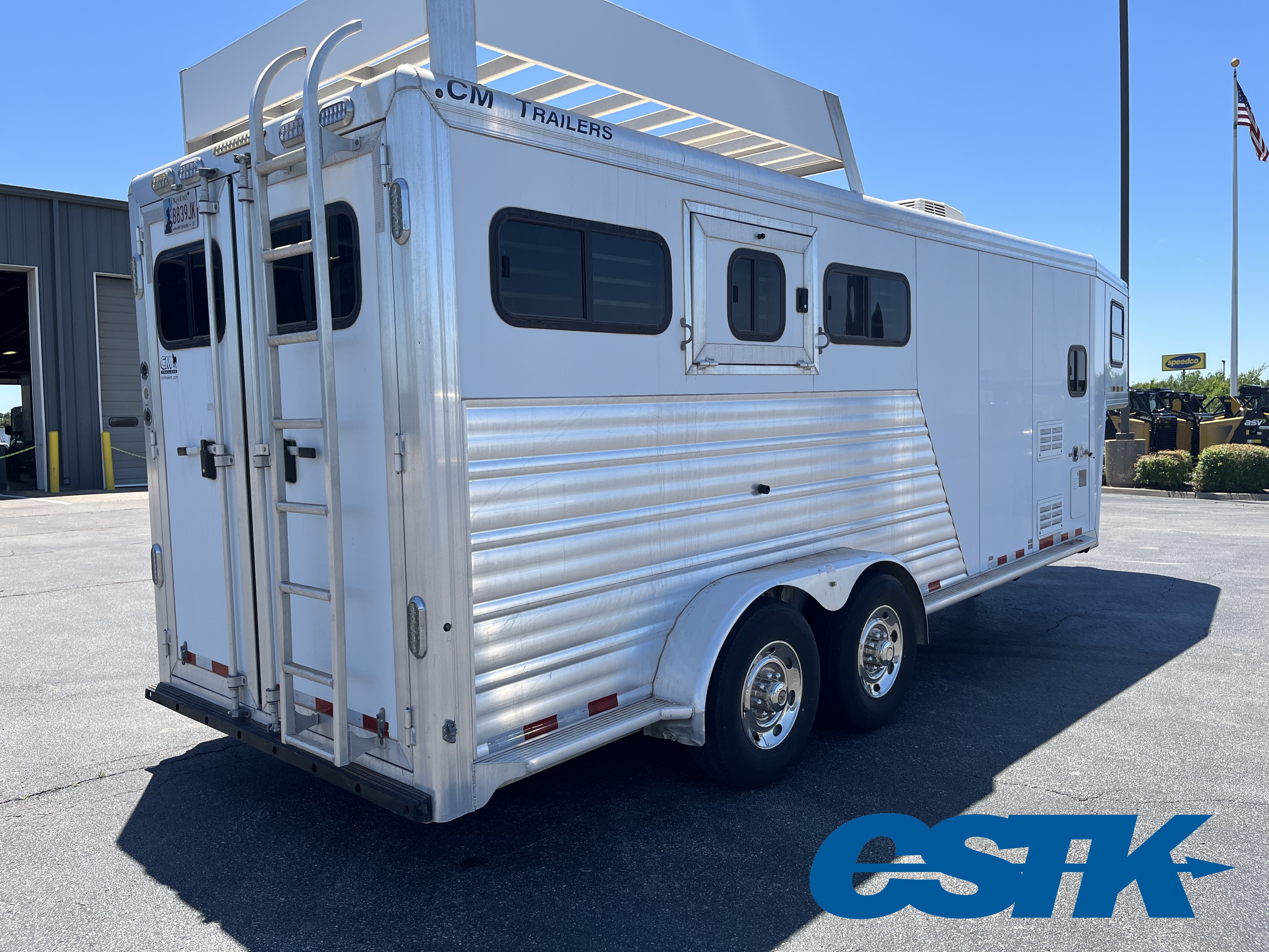 2010 CM 3HORSE w/ LIVING QUARTERS - Image 5