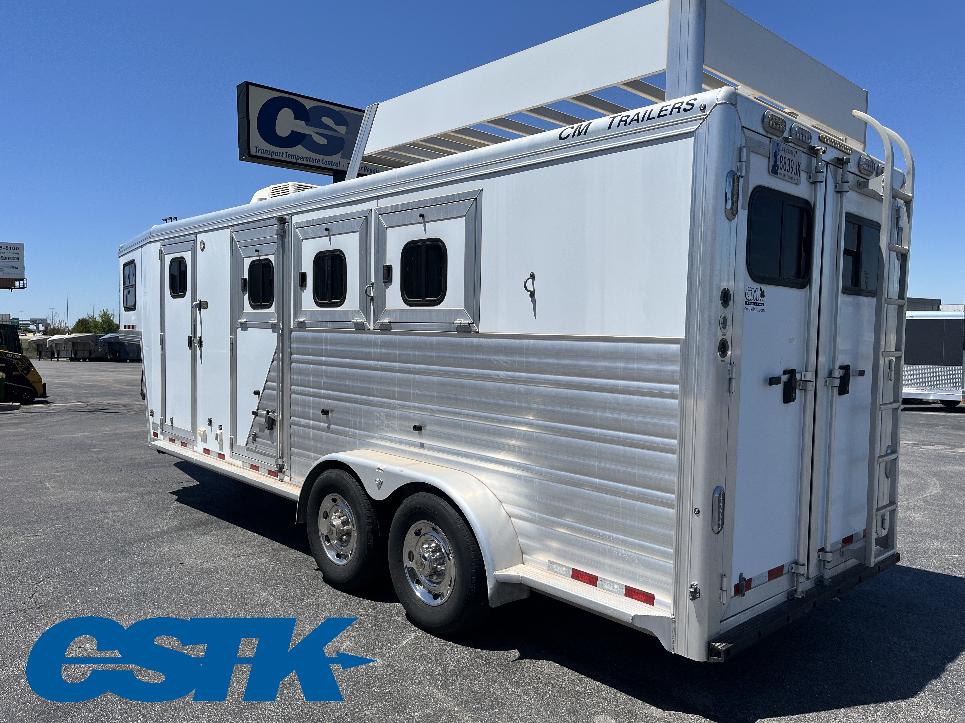 2010 CM 3HORSE w/ LIVING QUARTERS - Image 6