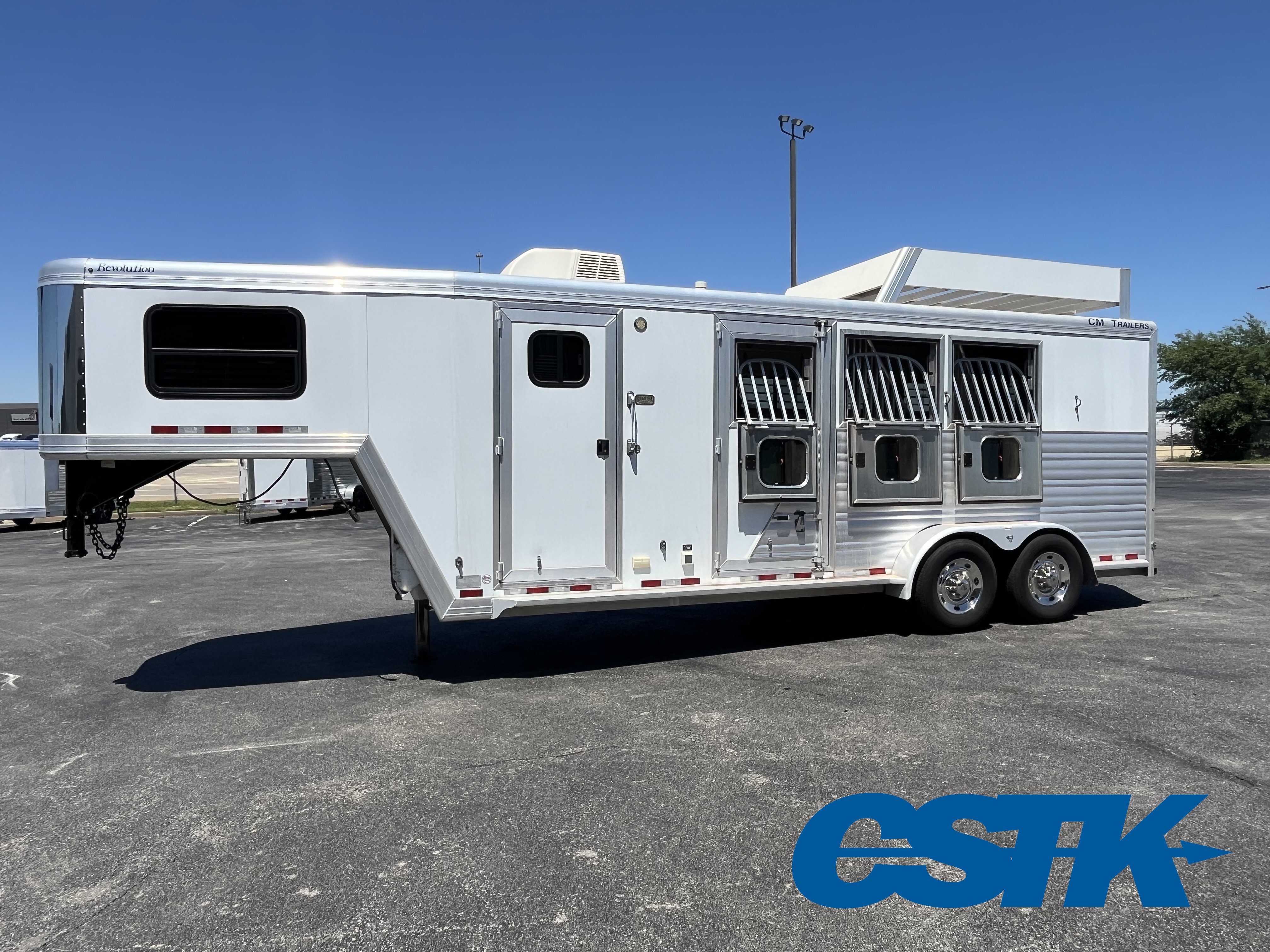 2010 CM 3HORSE w/ LIVING QUARTERS - Image 7